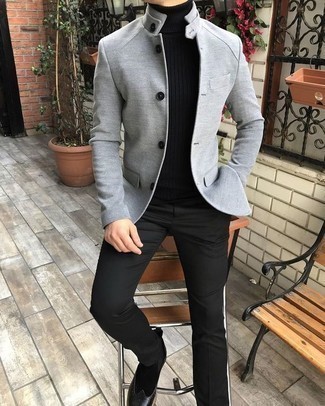 Какие водолазки носить с серым пиджаком в 30 лет мужчине в деловом стиле: Серый пиджак в сочетании с водолазкой без сомнений будет привлекать взгляды прекрасных девушек. Разбавить образ и добавить в него чуточку классики позволят черные замшевые ботинки челси.