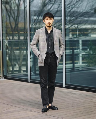 С чем носить серый пиджак в шотландскую клетку мужчине в теплую погоду в стиле смарт-кэжуал: Серый пиджак в шотландскую клетку и черные джинсы — отличный вариант, если ты ищешь простой, но в то же время модный мужской лук. Сделать лук изысканнее помогут черные кожаные лоферы.