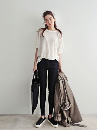 Модный лук: серый плащ, белая футболка с круглым вырезом, черные джинсы скинни, черные слипоны