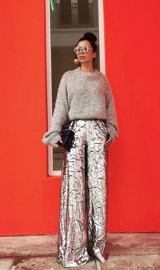 С чем носить серебряный свитер женщине: Стильное сочетание серебряного свитера и серебряных широких брюк безусловно будет обращать на тебя взоры окружающих.