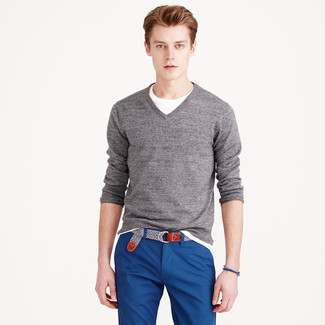 С чем носить свитер с v-образным вырезом в 20 лет мужчине: Комбо из свитера с v-образным вырезом и синих брюк чинос поможет составить модный мужской лук.