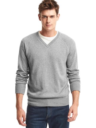 С чем носить свитер с v-образным вырезом в 20 лет мужчине: Комбо из свитера с v-образным вырезом и темно-синих джинсов продолжает нравиться стильным парням.