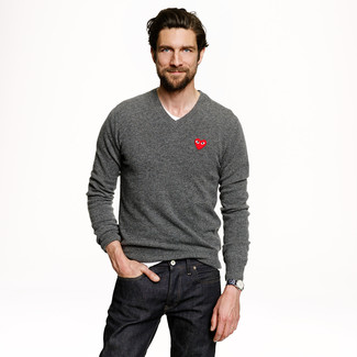 Как носить серый свитер с v-образным вырезом с черными джинсами мужчине: Серый свитер с v-образным вырезом и черные джинсы будет превосходным вариантом для легкого образа на каждый день.