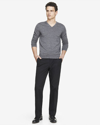 Модный лук: серый свитер с v-образным вырезом, черные классические брюки, черные кожаные ботинки дезерты