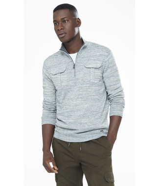 Модный лук: серый свитер с воротником на молнии, белая футболка с круглым вырезом, оливковые брюки карго