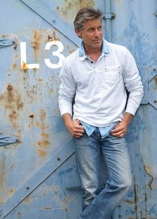 Какие джинсовые рубашки носить с синими джинсами за 50 лет мужчине в теплую погоду в стиле смарт-кэжуал: Джинсовая рубашка и синие джинсы — идеальный выбор, если ты хочешь составить простой, но в то же время модный мужской ансамбль.