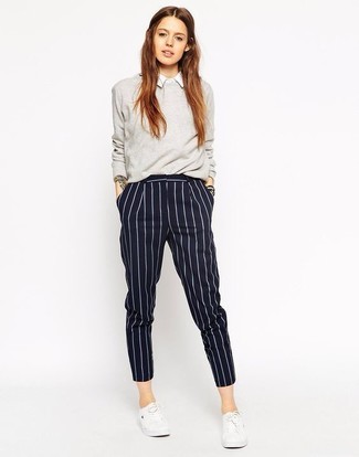 Модный лук: серый свитер с круглым вырезом, белая классическая рубашка, темно-синие классические брюки в вертикальную полоску, белые низкие кеды