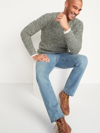 Как носить джинсы с ботинками в 30 лет мужчине весна: Серый свитер с круглым вырезом и джинсы будет прекрасным вариантом для легкого повседневного ансамбля. Если ты не боишься использовать в своих ансамблях разные стили, на ноги можно надеть ботинки. Чтобы весна была красочной и богатой на приятные знакомства, обязательно следует взять на заметку такой образ.
