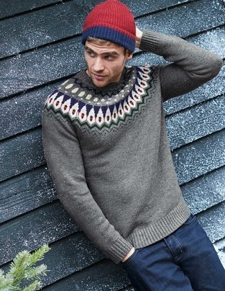 Модный лук: серый свитер с круглым вырезом с жаккардовым узором, темно-синие джинсы, красная шапка