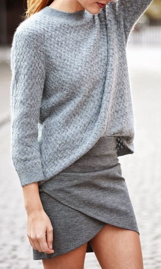 С чем носить серый свитер в 30 лет женщине: Если ты из той когорты барышень, которые любят выглядеть по моде, тебе подойдет тандем серого свитера и серой мини-юбки.