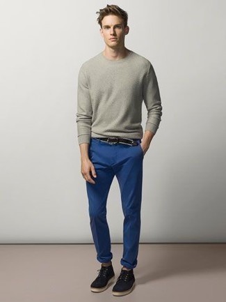 С чем носить серый свитер с круглым вырезом в 20 лет мужчине в стиле смарт-кэжуал: Лук из серого свитера с круглым вырезом и синих брюк чинос поможет выглядеть аккуратно, но при этом выразить твой личный стиль. Теперь почему бы не привнести в повседневный лук немного изысканности с помощью темно-синих замшевых повседневных ботинок?