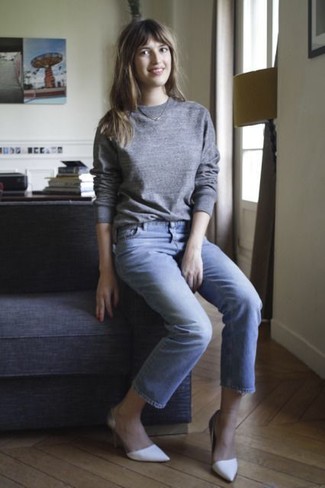 Как носить серый свитер с круглым вырезом с синими джинсами в 30 лет женщине: Серый свитер с круглым вырезом в сочетании с синими джинсами позволит составить стильный и женственный образ. Белые кожаные туфли — великолепный выбор, чтобы дополнить образ.