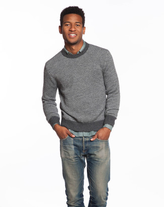 Как носить серый свитер с круглым вырезом с темно-синими джинсами мужчине: В сером свитере с круглым вырезом и темно-синих джинсах можно пойти на встречу в непринужденной обстановке или провести выходной, когда в программе поход в кино или пиццерию.