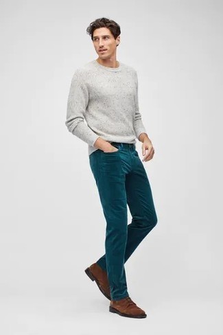 Как носить свитер с круглым вырезом с джинсами мужчине: Поклонникам непринужденного стиля должно полюбиться такое сочетание свитера с круглым вырезом и джинсов. Этот образ получит свежее прочтение в тандеме с коричневыми замшевыми туфлями дерби.