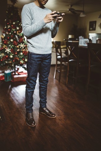 Как носить темно-синие джинсы с серым свитером с круглым вырезом мужчине: Практичное сочетание серого свитера с круглым вырезом и темно-синих джинсов несомненно будет привлекать взгляды красивых барышень. Почему бы не привнести в этот образ на каждый день толику утонченности с помощью темно-коричневых кожаных повседневных ботинок?