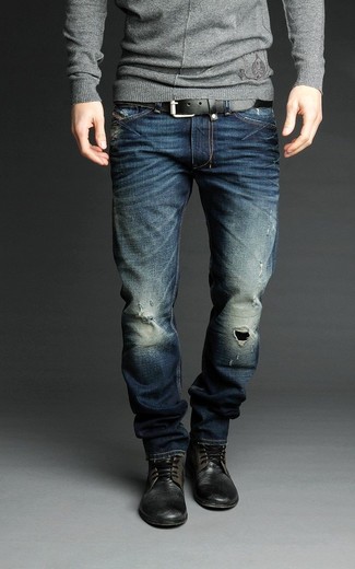 Как носить темно-синие джинсы с черными кожаными повседневными ботинками мужчине осень: Если ты ценишь комфорт и практичность, серый свитер с круглым вырезом и темно-синие джинсы — замечательный выбор для модного мужского ансамбля на каждый день. Любители свежих идей могут дополнить ансамбль черными кожаными повседневными ботинками, тем самым добавив в него чуточку изысканности. Подобное сочетание одежды определенно будет у тебя в любимчиках в весенне-осенний период.