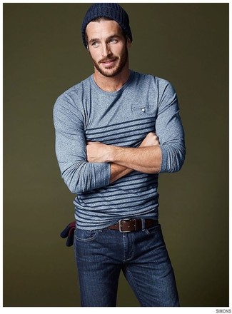 С чем носить серый свитер в горизонтальную полоску мужчине: Сочетание серого свитера в горизонтальную полоску и темно-синих зауженных джинсов пользуется особой популярностью среди ценителей удобных ансамблей.