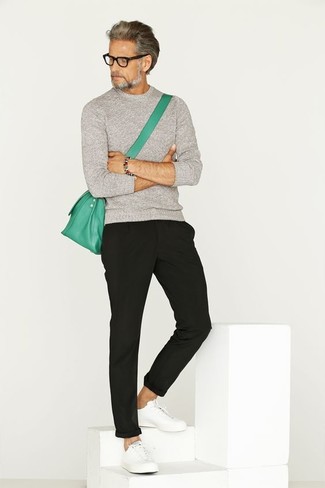 С чем носить зеленую сумку за 40 лет мужчине: Сочетание серого свитера с круглым вырезом и зеленой сумки - очень практично, и поэтому отлично подходит на каждый день. Любишь незаезженные идеи? Дополни ансамбль белыми кожаными низкими кедами.