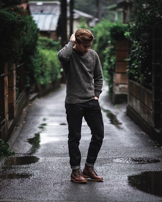Какие джинсы носить с темно-коричневыми повседневными ботинками в 20 лет мужчине: Серый свитер с круглым вырезом и джинсы будут великолепно смотреться в стильном гардеробе самых требовательных молодых людей. Не прочь сделать образ немного строже? Тогда в качестве дополнения к этому ансамблю, обрати внимание на темно-коричневые повседневные ботинки.