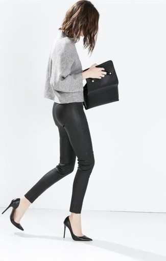 С чем носить черные кожаные туфли в 30 лет в теплую погоду: Серый свитер с круглым вырезом и черные кожаные леггинсы — выбор барышень, которые всегда в движении. В сочетании с этим луком идеально выглядят черные кожаные туфли.