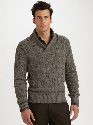 С чем носить серый свитер с отложным воротником в стиле смарт-кэжуал: Сочетание серого свитера с отложным воротником и темно-коричневых брюк чинос отлично подходит для офиса.