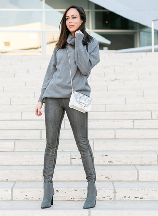 С чем носить серый свитер с хомутом женщине: Серый свитер с хомутом в сочетании с темно-серыми джинсами скинни позволит подчеркнуть твою индивидуальность. В паре с этим луком наиболее уместно выглядят серые замшевые ботинки челси.