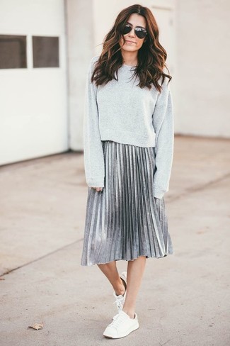 С чем носить серый свитер женщине: Серый свитер и серебряная юбка-миди со складками прочно обосновались в гардеробе многих дам, помогая составлять шикарные и стильные луки. Очень гармонично здесь будут смотреться белые низкие кеды.