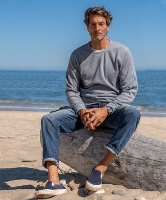 Какие джинсы носить с темно-серым свитшотем за 40 лет мужчине в стиле кэжуал: Темно-серый свитшот в паре с джинсами — великолепный вариант для воплощения мужского лука в стиле smart casual. Что касается обуви, темно-синие слипоны из плотной ткани — самый уместный вариант.