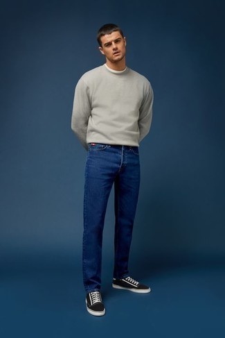 Модный лук: серый свитшот, темно-синие джинсы, черно-белые низкие кеды из плотной ткани