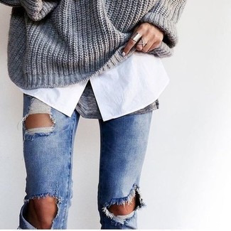 Как носить серый свободный свитер с темно-синими рваными джинсами скинни осень: Если в одежде ты делаешь ставку на комфорт и практичность, серый свободный свитер и темно-синие рваные джинсы скинни — классный вариант для модного образа на каждый день. Прекрасный образ на осеннее время года!