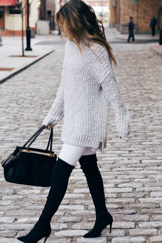 Как носить свободный свитер с ботфортами в 30 лет: Такое простое и удобное сочетание вещей, как свободный свитер и белые джинсы скинни, придется по душе девушкам, которые любят проводить дни активно. Теперь почему бы не привнести в этот лук на каждый день немного изысканности с помощью ботфортов?