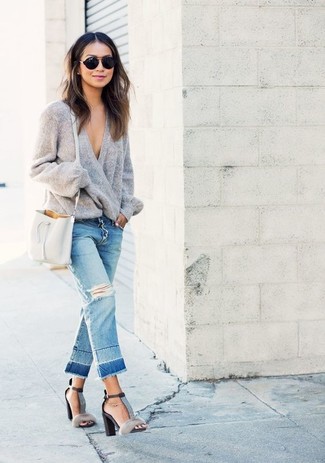 С чем носить рваные джинсы в 30 лет женщине: Серый свободный свитер и рваные джинсы — прекрасная формула для воплощения приятного и функционального образа. В паре с этим луком наиболее выигрышно выглядят серые меховые босоножки на каблуке.