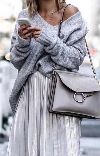 С чем носить серебряную юбку со складками в 30 лет: Серый свободный свитер в сочетании с серебряной юбкой со складками поможет подчеркнуть твой личный стиль.