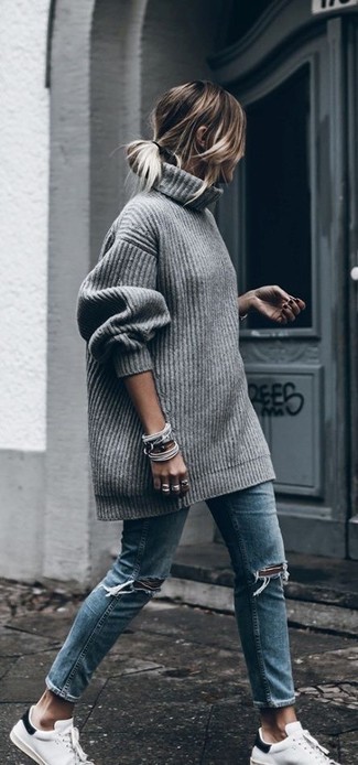 Модный лук: серый вязаный свободный свитер, синие рваные джинсы, белые низкие кеды, серый браслет