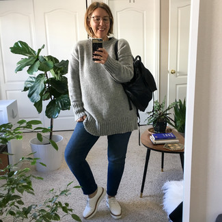 С чем носить оксфорды за 40 лет женщине: Серый вязаный свободный свитер и синие джинсы-бойфренды — выбор дам, которые постоянно в движении. Если ты любишь сочетать в своих образах разные стили, из обуви можешь надеть оксфорды.