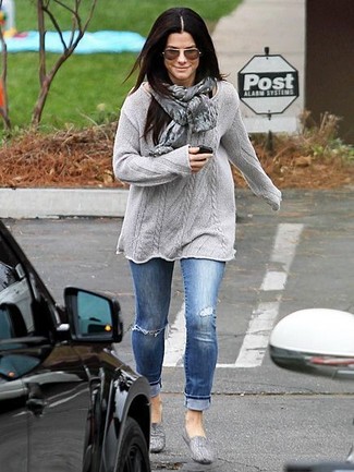 Как Sandra Bullock носит Серый вязаный свободный свитер, Синие рваные джинсы скинни, Серые кожаные лоферы, Серый шарф с принтом