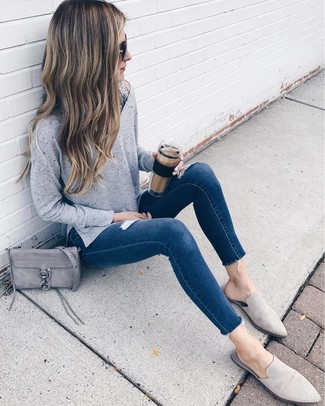 С чем носить серый свободный свитер в 30 лет осень в стиле кэжуал: Серый свободный свитер и темно-синие рваные джинсы скинни — стильный выбор женщин, которые никогда не сидят на месте. Любительницы свежих идей могут завершить образ серыми замшевыми лоферами, тем самым добавив в него немного утонченности. Если хочешь выглядеть по-осеннему эффектно и стильно, несомненно следует взять этот наряд на заметку.