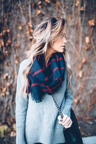 С чем носить синий шарф женщине в спортивном стиле: Если у тебя планируется насыщенный день, сочетание серого свободного свитера и синего шарфа позволит создать функциональный лук в расслабленном стиле.