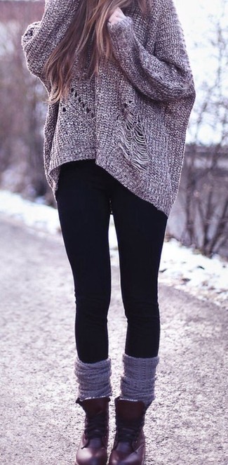 Модный лук: серый вязаный свободный свитер, черные леггинсы, темно-красные кожаные ботинки на шнуровке, серые носки до колена
