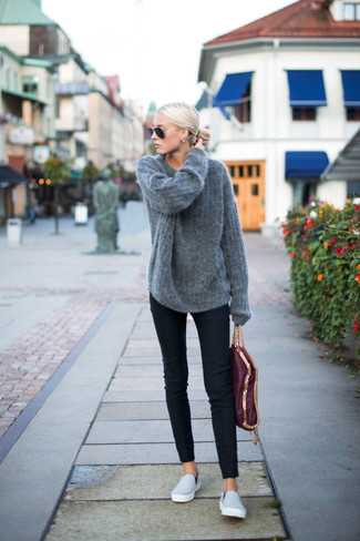 Какие узкие брюки носить с серыми слипонами в 30 лет: Серый свободный свитер из мохера и узкие брюки — беспроигрышный наряд, если ты ищешь простой, но в то же время стильный лук. Любишь поэкспериментировать? Тогда закончи образ серыми слипонами.