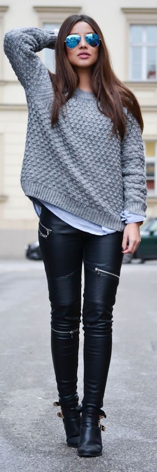 Модный лук: серый вязаный свободный свитер, черные кожаные узкие брюки, черные кожаные ботильоны, синие солнцезащитные очки
