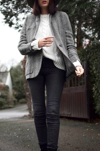 С чем носить бело-черный вязаный свитер женщине: Бело-черный вязаный свитер и черные джинсы скинни — must have элементы в гардеробе барышень с чувством стиля.