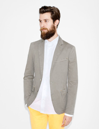 Как носить серый пиджак с желтыми брюками чинос в стиле смарт-кэжуал: Серый пиджак и желтые брюки чинос — идеальный вариант для создания мужского лука в стиле смарт-кэжуал.