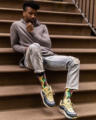 С чем носить разноцветные носки мужчине: Серый худи и разноцветные носки — стильный выбор молодых людей, которые никогда не сидят на месте. Любишь эксперименты? Дополни образ разноцветными кроссовками.
