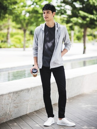 Модный лук: серый худи, темно-серая футболка с круглым вырезом, черные зауженные джинсы, белые низкие кеды