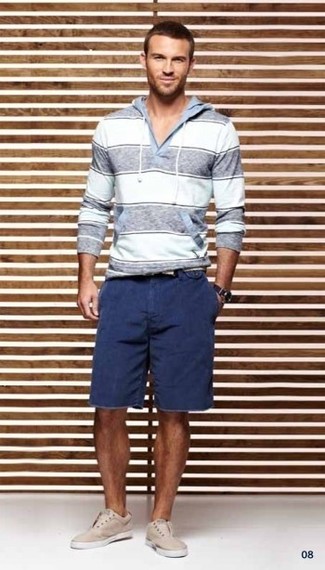 С чем носить серый свитер в горизонтальную полоску мужчине: Если в одежде ты ценишь удобство и функциональность, серый свитер в горизонтальную полоску и темно-синие шорты — великолепный выбор для модного мужского лука на каждый день. Думаешь сделать лук немного строже? Тогда в качестве дополнения к этому образу, стоит обратить внимание на бежевые низкие кеды.