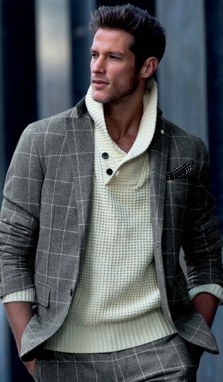 С чем носить свитер с отложным воротником: Свитер с отложным воротником и серый шерстяной костюм в клетку помогут создать изысканный мужской образ.