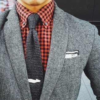 С чем носить темно-серый галстук мужчине осень в стиле смарт-кэжуал: Комбо из серого шерстяного пиджака и темно-серого галстука поможет составить запоминающийся мужской образ. Когда ты одет со вкусом, справиться с сезонной грустью гораздо легче.