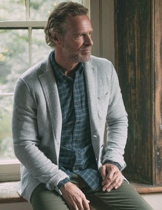 С чем носить серый шерстяной пиджак за 50 лет мужчине осень: Сочетание серого шерстяного пиджака и оливковых брюк чинос — хороший пример привлекательного офисного стиля для парней. Этот образ отлично подходит для непредсказуемой осенней погоды.