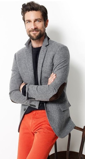 Модный лук: серый шерстяной пиджак, черный свитер с круглым вырезом, красные брюки чинос